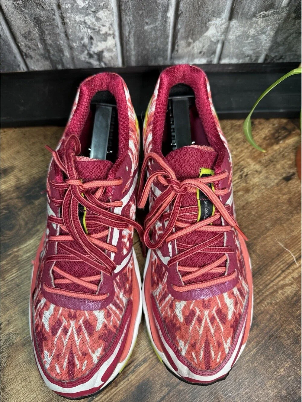 Mizuno J1GD1401 Women’s Red/Pink Low Top Lace-Up Logo Mesh Rubber Sneakers